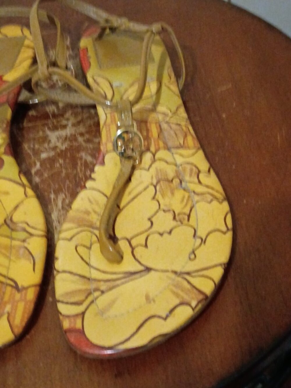 Tory Burch Emmy T-Strap Tan Floral Print Gold Emblem Women's Sandals Size 8.5 M - Picture 9 of 11